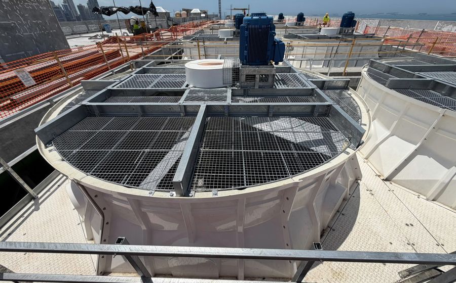 Cooling tower array on the roof slab of the Hospital del Niño chilled water plant
